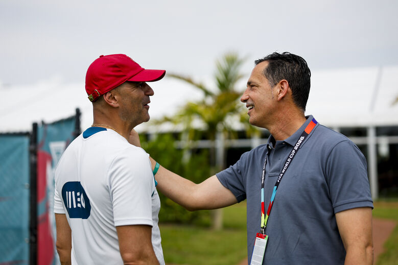 Juntos depois da derrota com a RD Congo: Pedro Proença e Roberto Martínez sorridentes no treino da Seleção