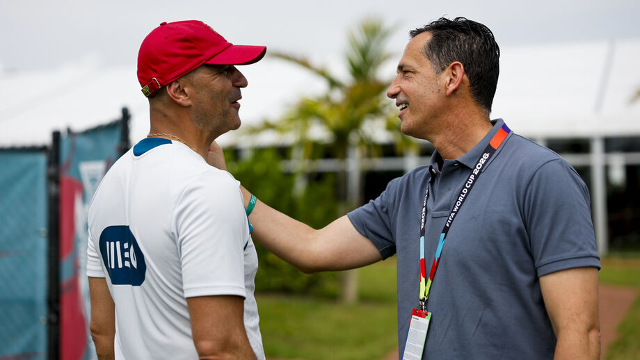 Juntos depois da derrota com a RD Congo: Pedro Proença e Roberto Martínez sorridentes no treino da Seleção