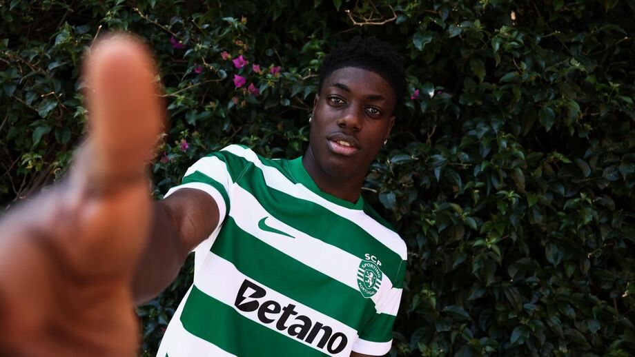 Issa Doumbia de leão ao peito