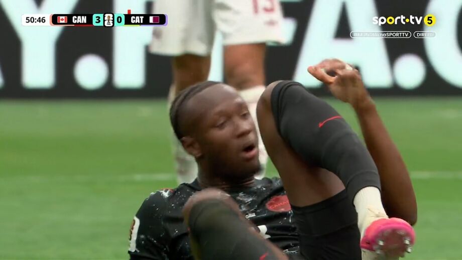 Koné com a perna fraturada