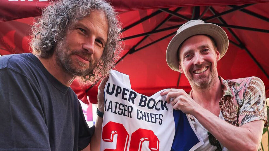 Kaiser Chiefs visitaram stand do FC Porto no Rock in Rio e receberam camisola personalizada
