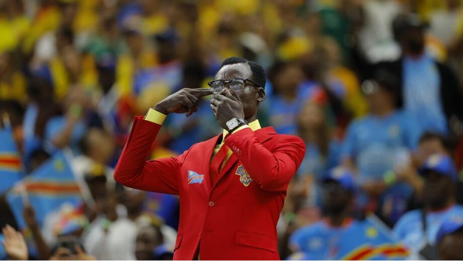 Adepto do Congo permanece imóvel durante todo o jogo