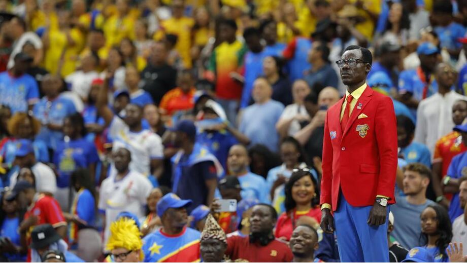 Adepto do Congo permanece imóvel durante todo o jogo