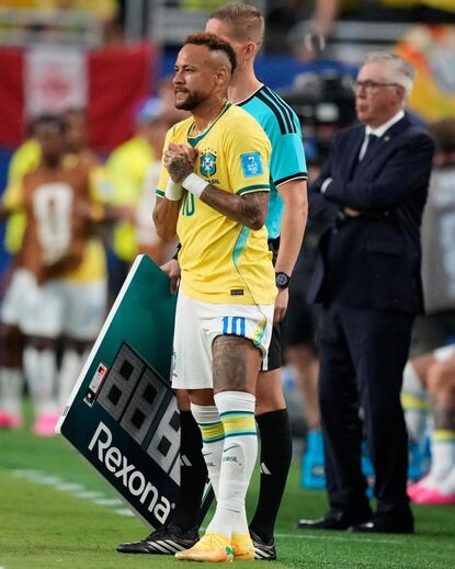 Neymar entram em campo frente à Escócia