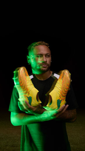 Neymar com as suas PUMA x KidSuper FUTURE
