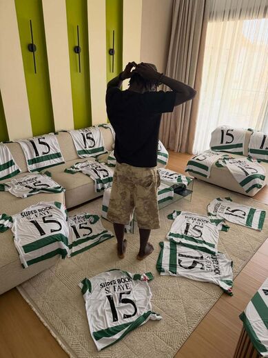 Sporting no Senegal: Faye levou dezenas de camisolas suas para oferecer a familiares e amigos