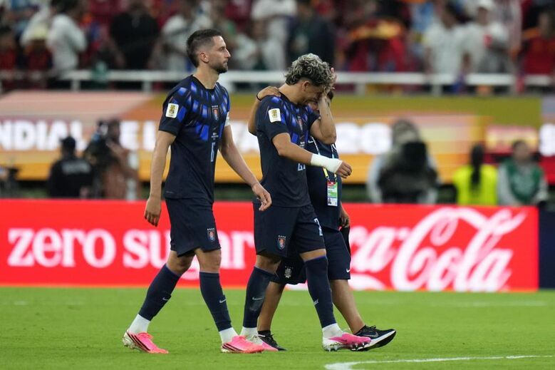 Maxi Araújo em lágrimas tem que ser apoiado pelos colegas