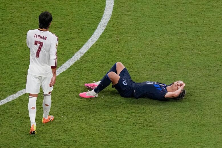 Maxi Araújo em lágrimas no relvado