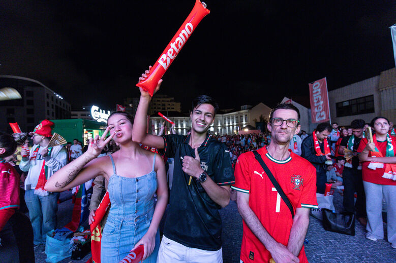 As melhores imagens da festa dos adeptos portugueses na Fan Zone Betano em Gaia