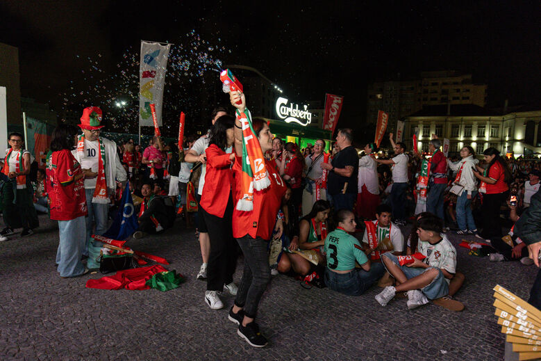 As melhores imagens da festa dos adeptos portugueses na Fan Zone Betano em Gaia