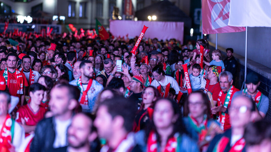 As melhores imagens da festa dos adeptos portugueses na Fan Zone Betano em Gaia
