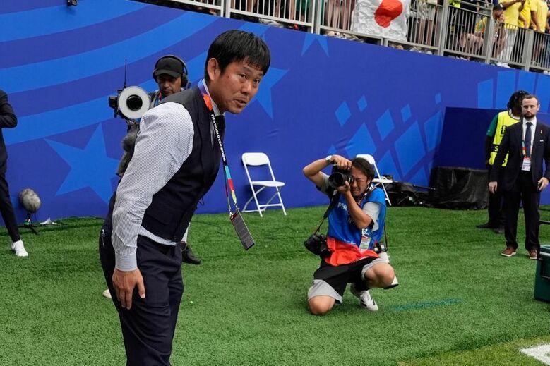Hajime Moriyasu fez vénia a agradecer aos adeptos antes de deixar o relvado