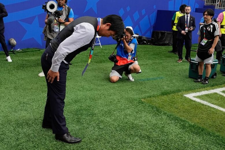 Hajime Moriyasu fez vénia a agradecer aos adeptos antes de deixar o relvado
