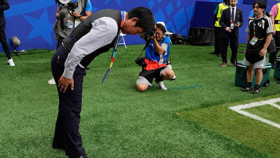 Hajime Moriyasu fez vénia a agradecer aos adeptos antes de deixar o relvado