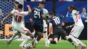 Os jogadores em ação durante o Inglaterra-Argentina