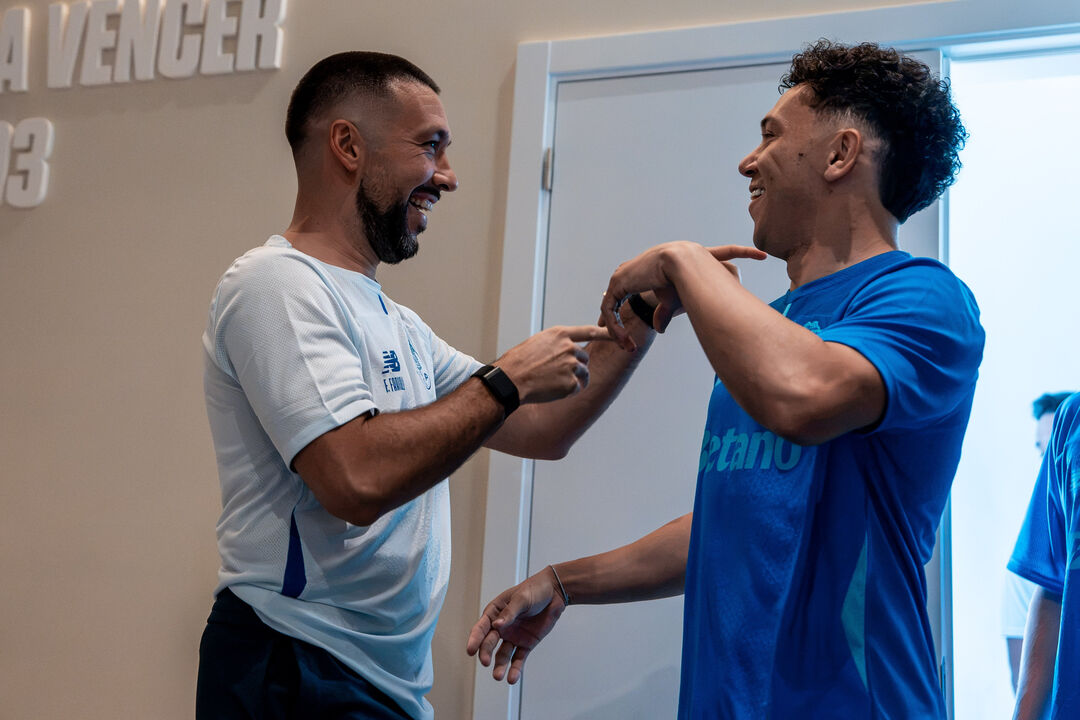Farioli com Pepê no regresso do FC Porto ao trabalho
