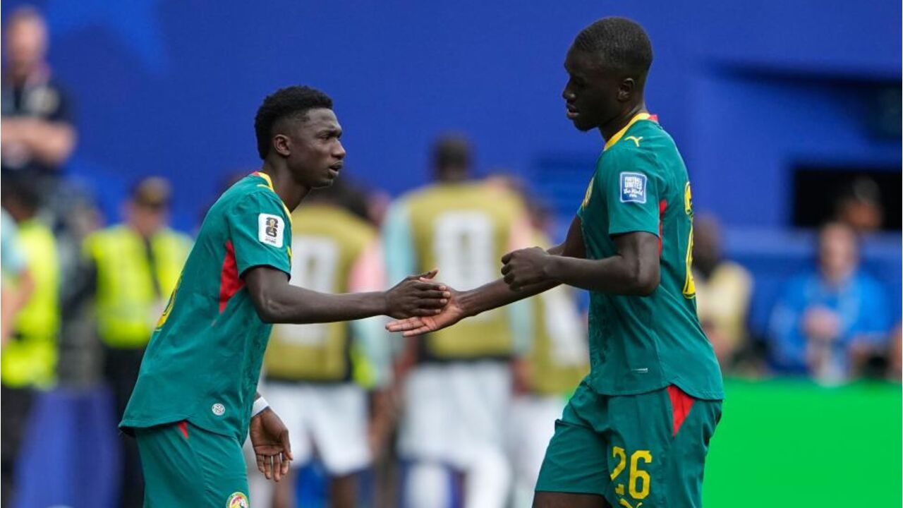 Pape Gueye no momento da substitução