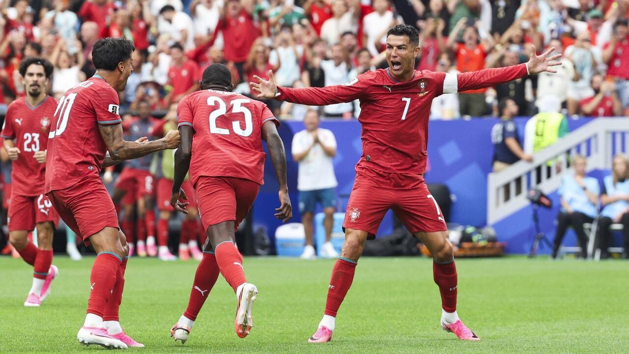 Ronaldo, Cancelo e Nuno Mendes festejam golo de Portugal 