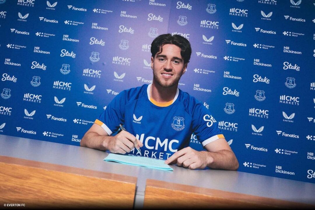 Hayden Hackney oficializado no Everton