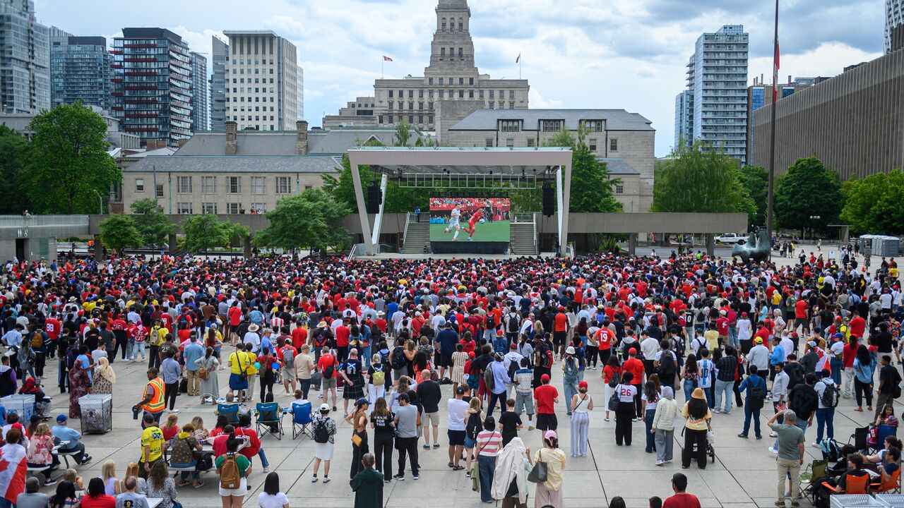 Nathan Phillips Square é um dos pontos de reunião de adeptos em Toronto