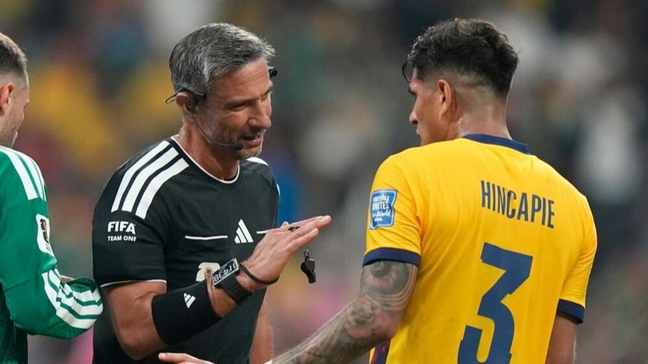 Piero Hincapie foi expulso no Mundial por tapar a boca ao falar com Santi Giménez