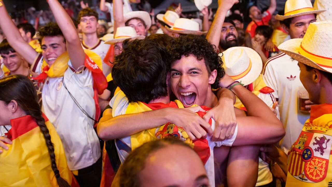 Adeptos espanhóis festejam em Madrid o apuramento da Espanha para os 'oitavos' do Mundial