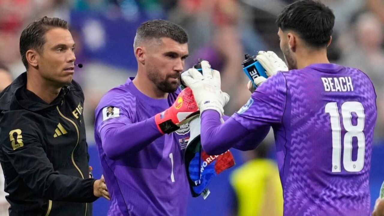 O momento em que Mathew Ryan entrou para o lugar de Patrick Beach