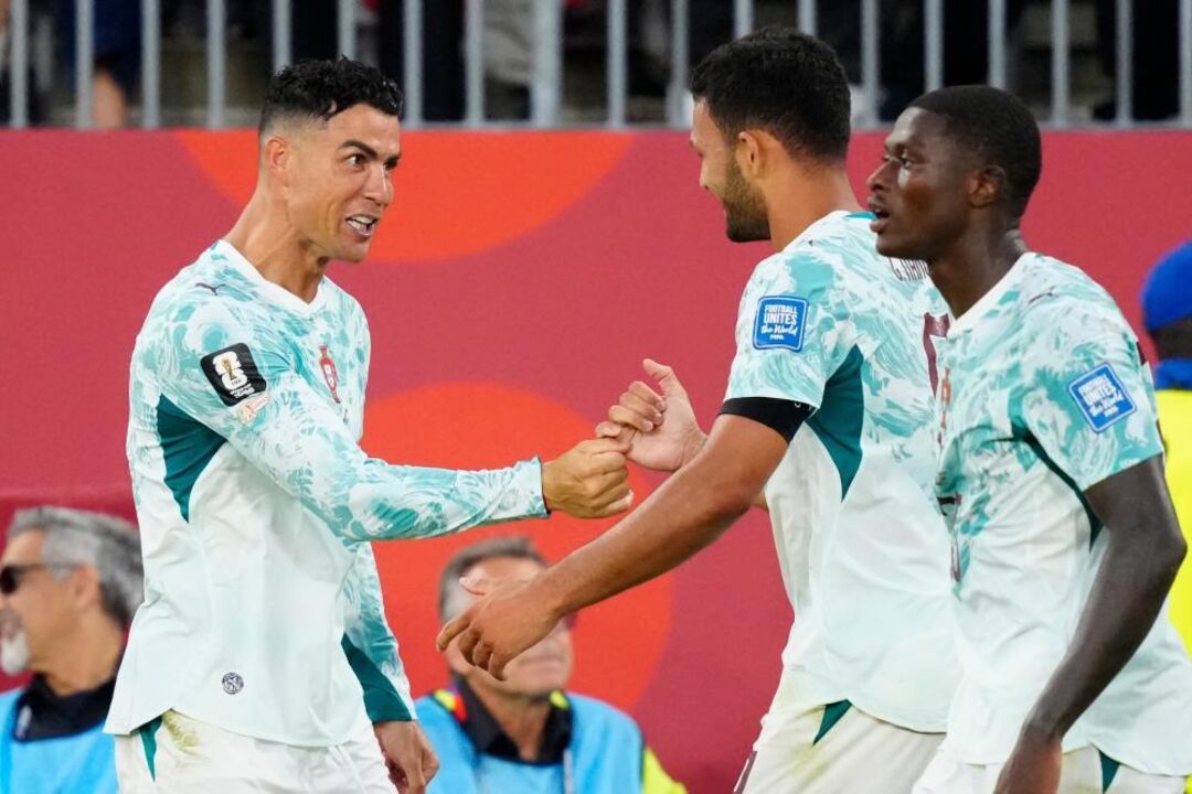 Cristiano Ronaldo a festejar com Gonçalo Ramos e Nuno Mendes
