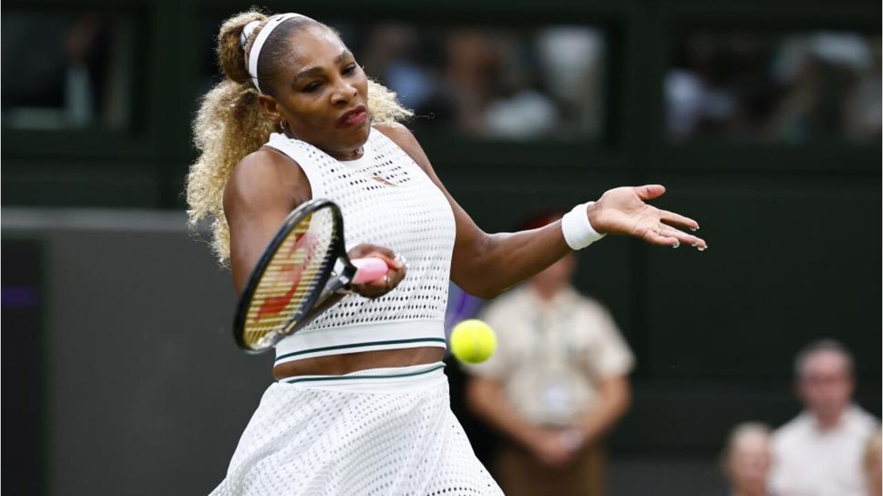 Serena Williams desiste de pares em Wimbledon devido a uma lesão no joelho
