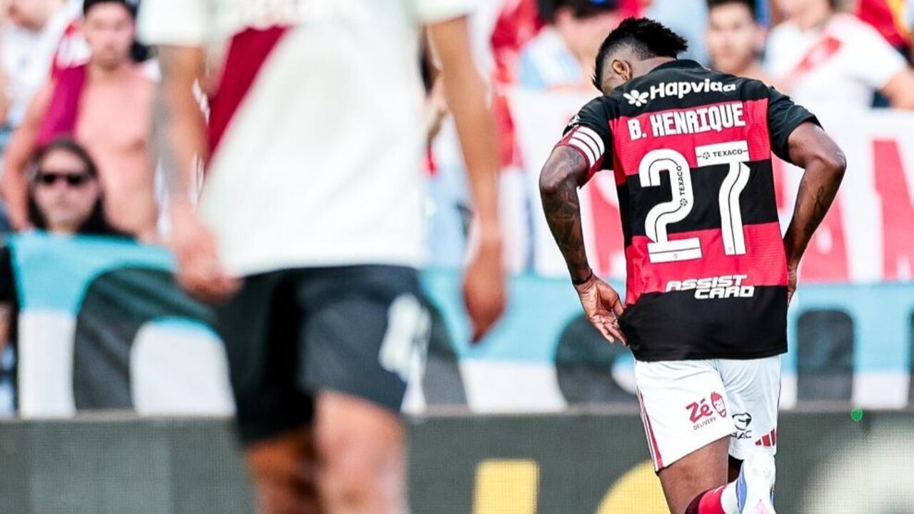 Bruno Henrique festeja golo no particular entre Flamengo e River Plate no Estádio Algarve