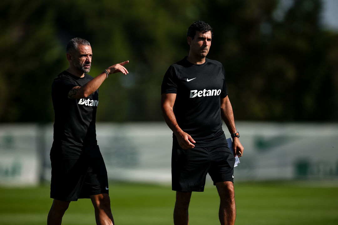 Rui Borges a orientar treino na Academia Cristiano Ronaldo