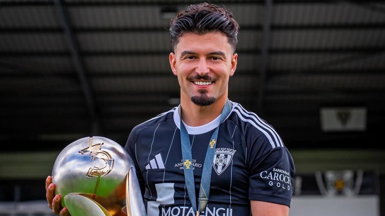 Moisés Conceição festeja com o troféu da Liga 3