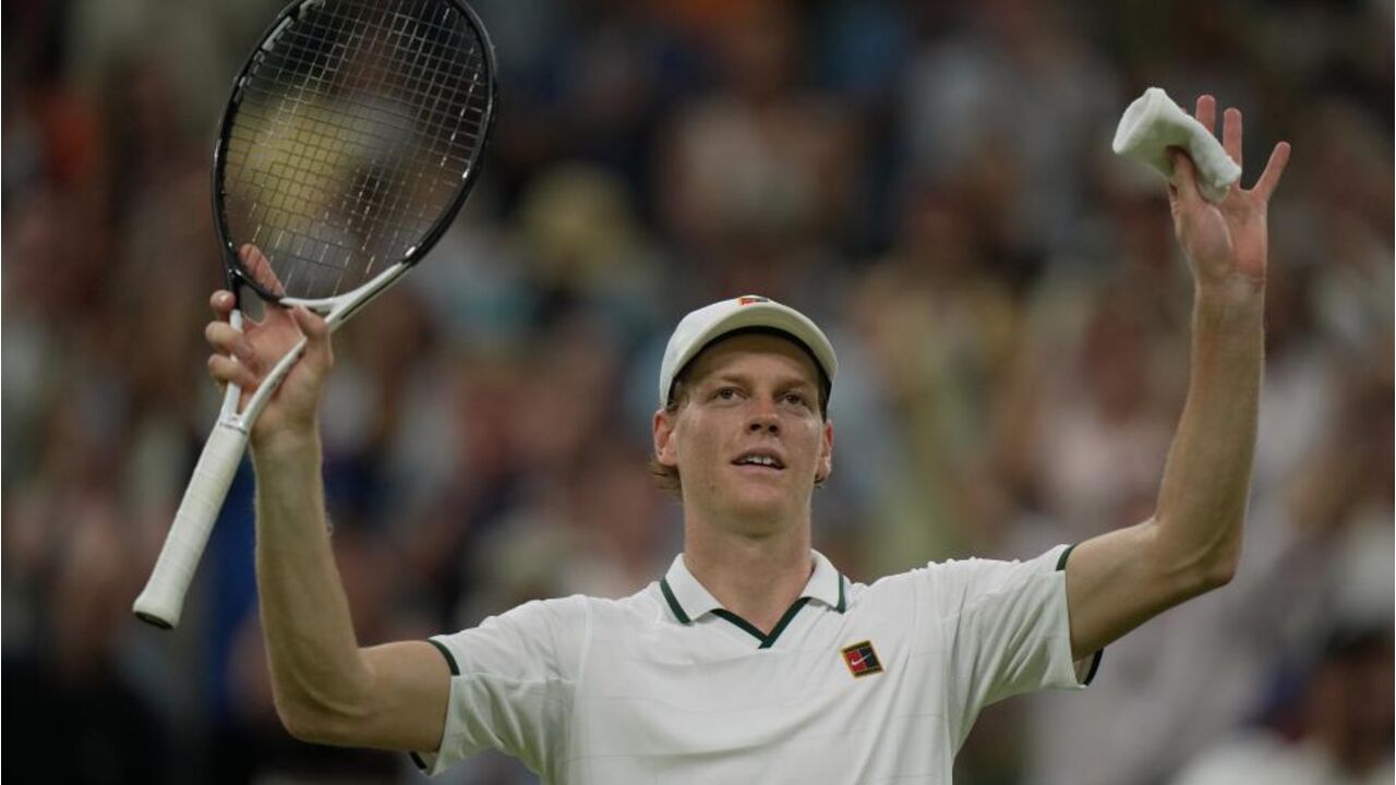 Jannik Sinner avança para os 'quartos' na defesa do título