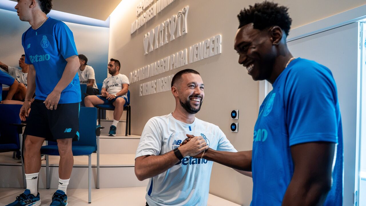 Francesco Farioli cumprimenta Samu no arranque dos trabalhos do FC Porto