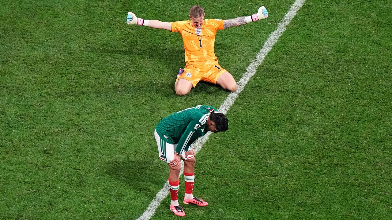 Edson Álvarez cabisbaixo e Jordan Pickford a festejar o resultado final do México-Inglaterra