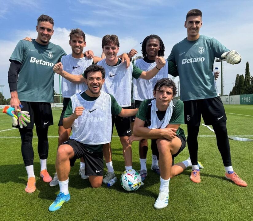 Daniel Costa na fila de cima entre Mauro Couto e o guardião Guilherme Pires