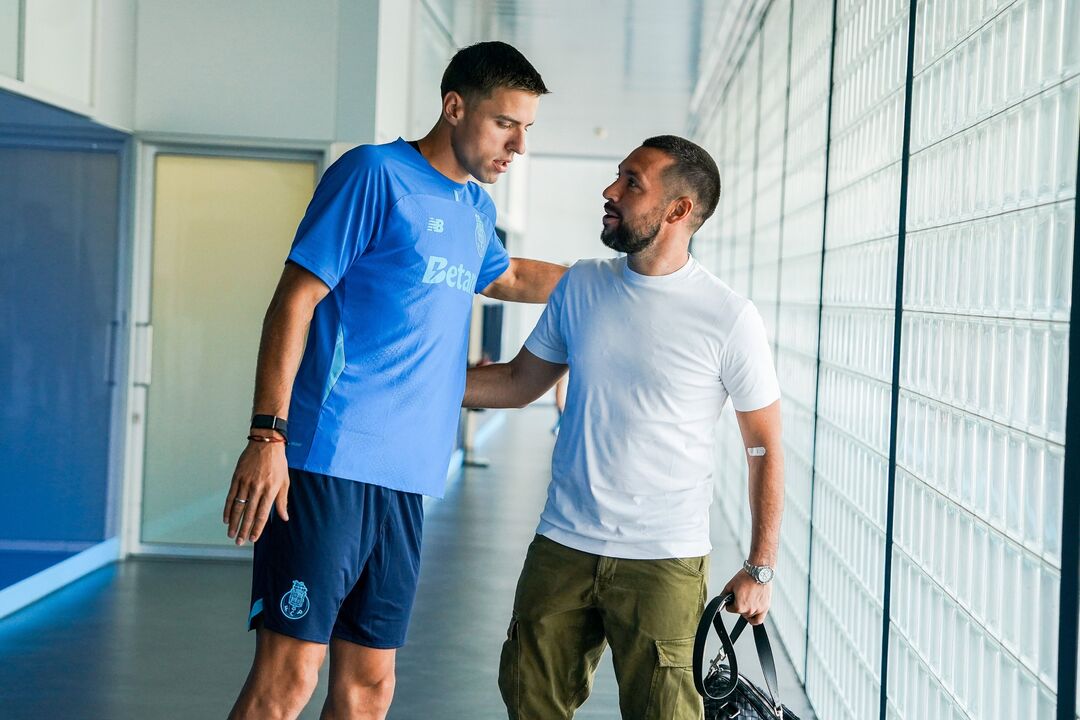 Bednarek com Farioli antes do regresso ao trabalho no Olival