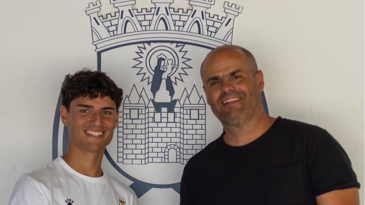 Guilherme Santos (à esquerda) assina pelo Feirense até 2028