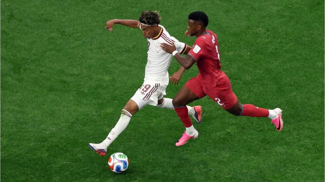 Nélson Semedo tenta parar Lamine Yamal