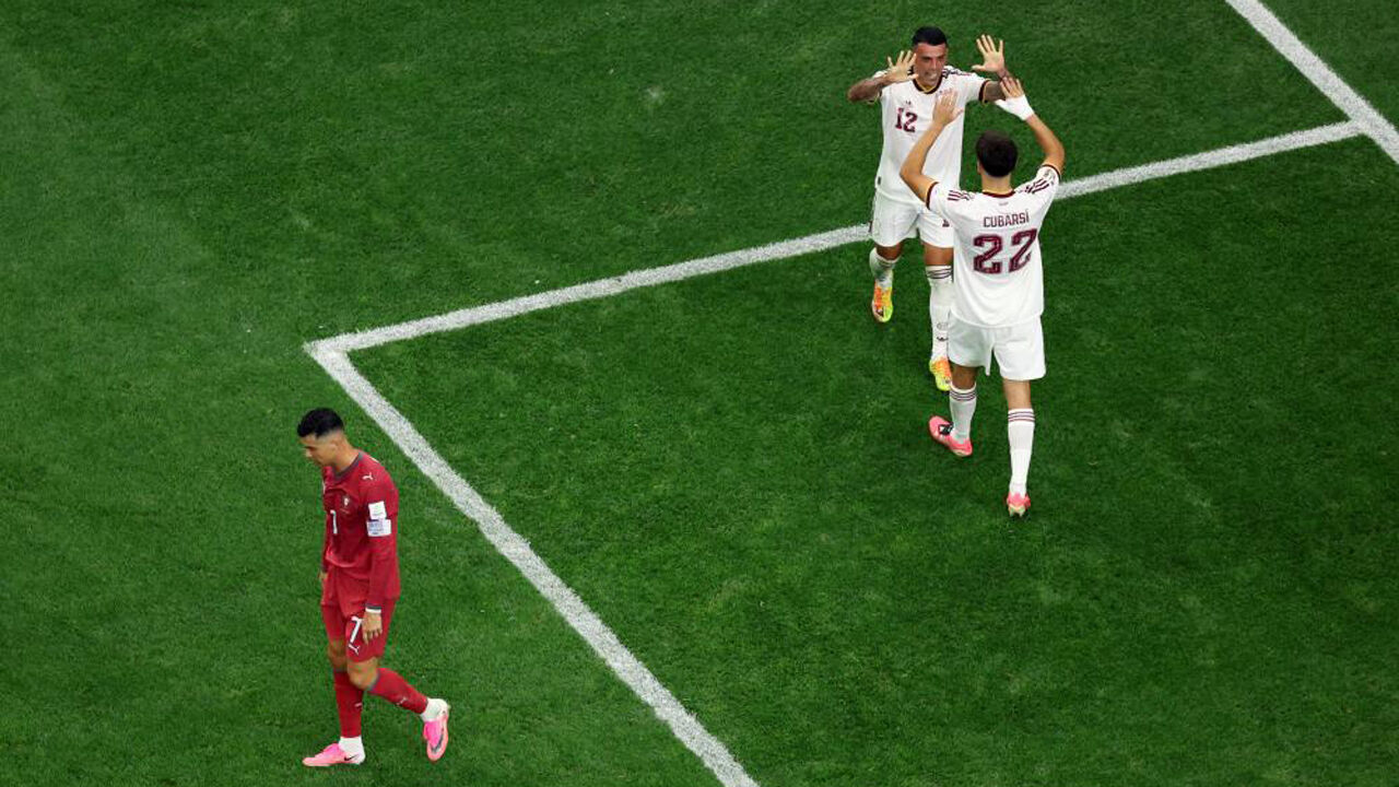 Jogadores espanhóis festejam após a vitória sobre Portugal