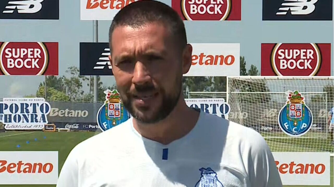Farioli fala aos jornalistas antes do treino