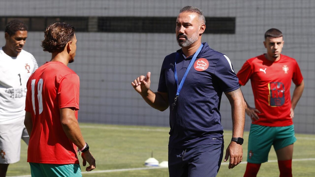 Hélio Martins orienta treino no Estágio do Jogador