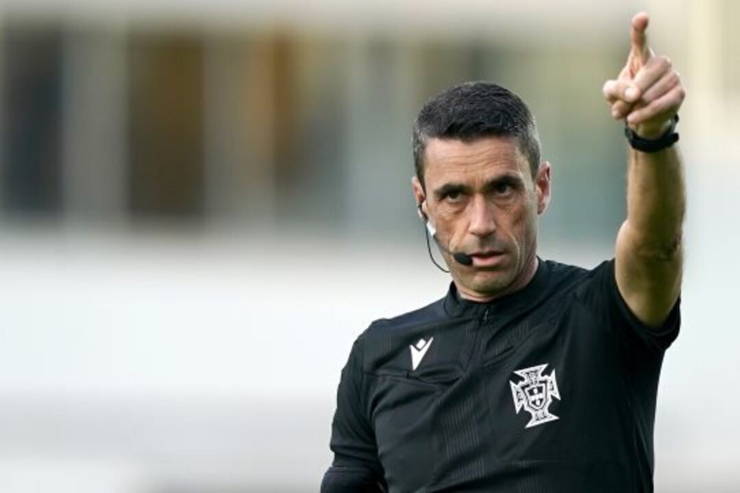 Árbitro Nuno Almeida aponta o dedo em jogo de futebol
