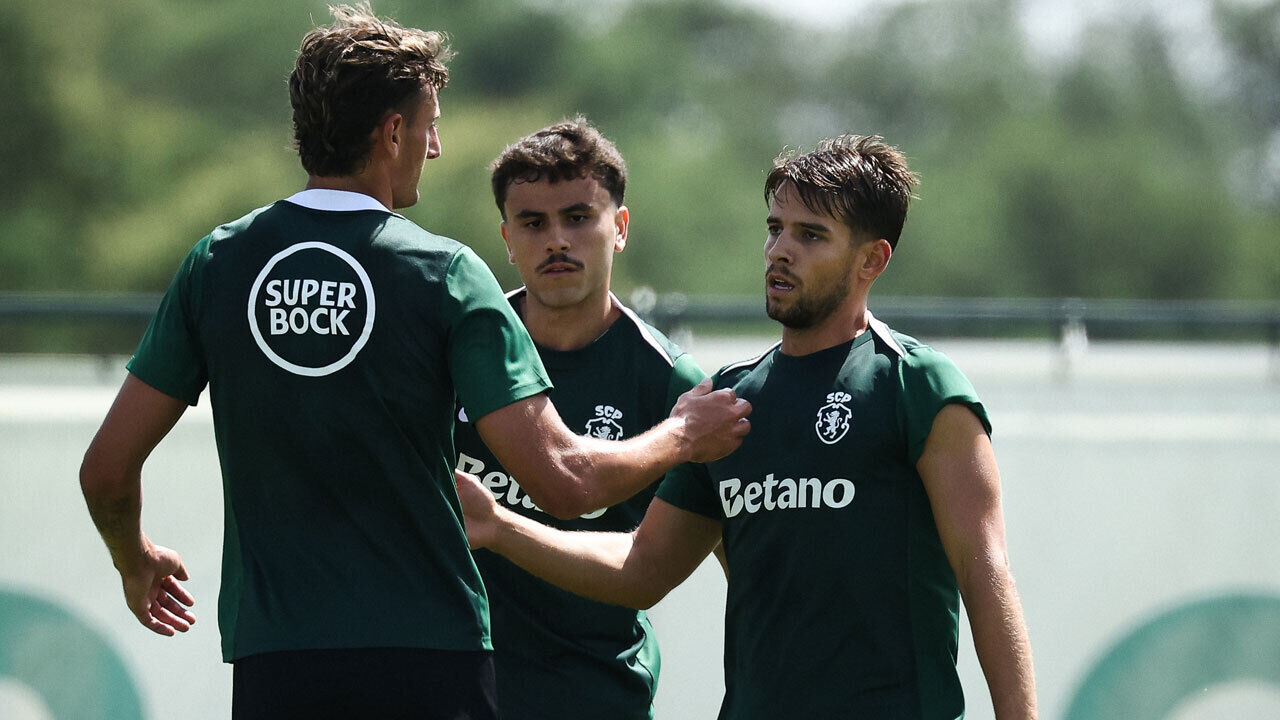 Silas Andersen a festejar com Daniel Bragança 