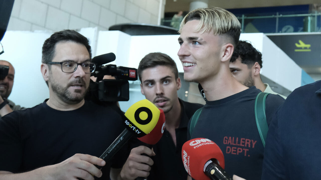 Jesse Derry à chegada a Lisboa