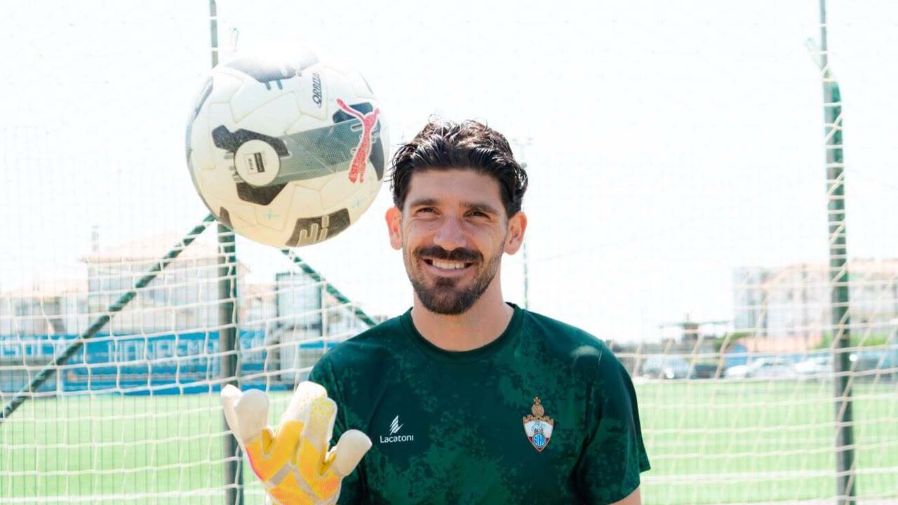 Vítor São Bento com as cores do Vianense