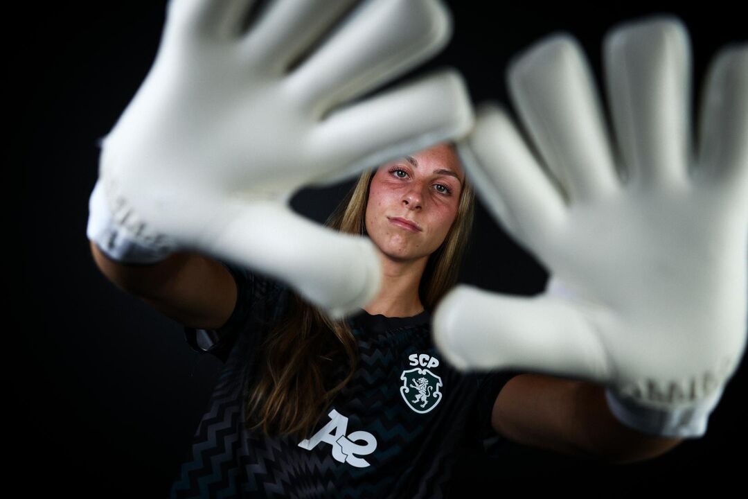 Cassie Coster defende baliza do Sporting