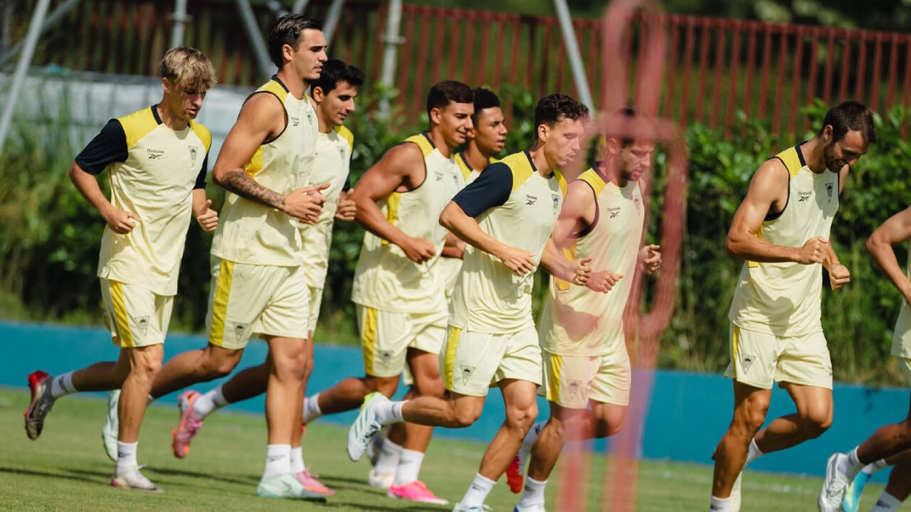 Jogadores do Estoril em corrida durante o treino