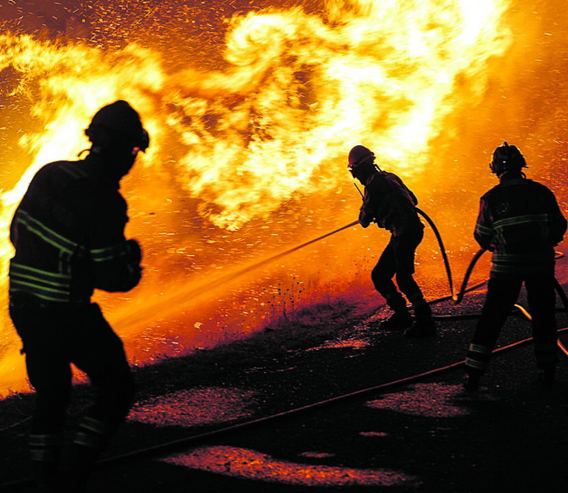 Os bombeiros têm sido incansáveis no combate às chamas 
