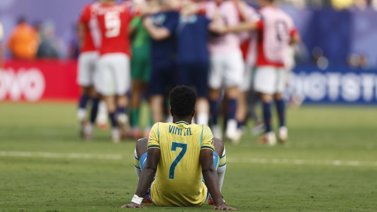 Vinícius Jr. de rastos após derrota com a Noruega